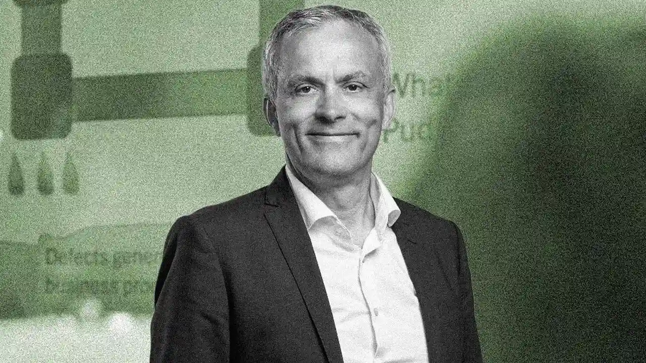 Michael fotograferet med grafik bagerst